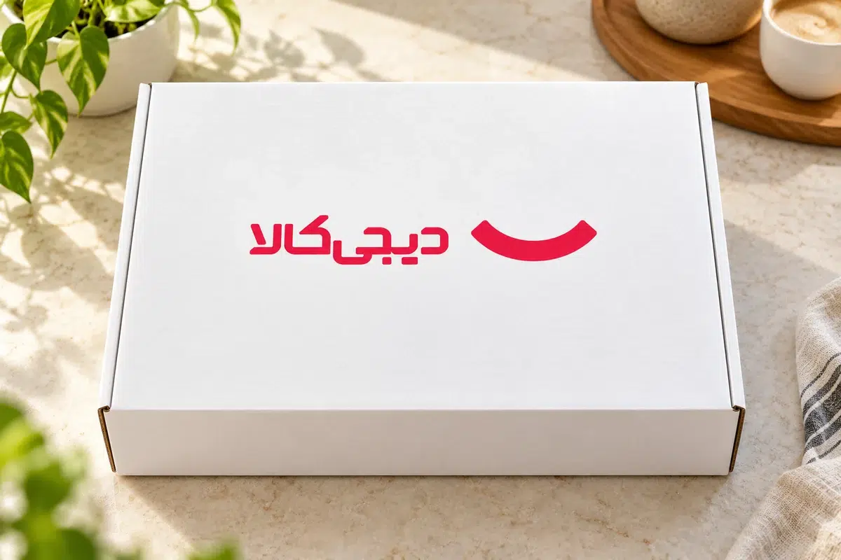 طراحی لوگو فارسی؛ راهنمای انتخاب و سفارش با مثالهای واقعی 14 فضای خالی اطراف لوگوی فارسی دیجیکالا روی درِ جعبهٔ سفید