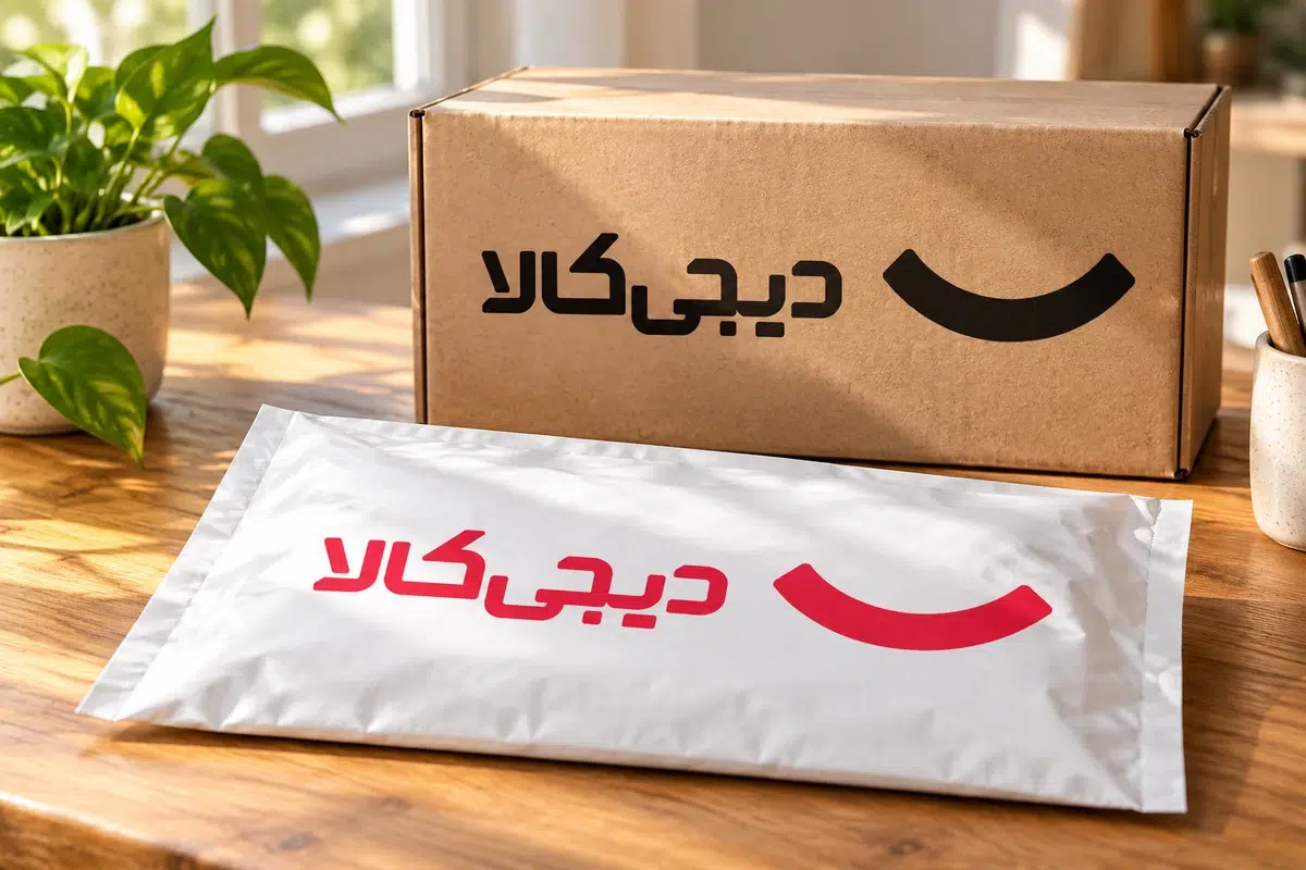 طراحی لوگو فارسی؛ راهنمای انتخاب و سفارش با مثالهای واقعی 13 لوگوی قرمز دیجیکالا روی پاکت سفید و نسخهٔ مشکی روی جعبهٔ مقوایی